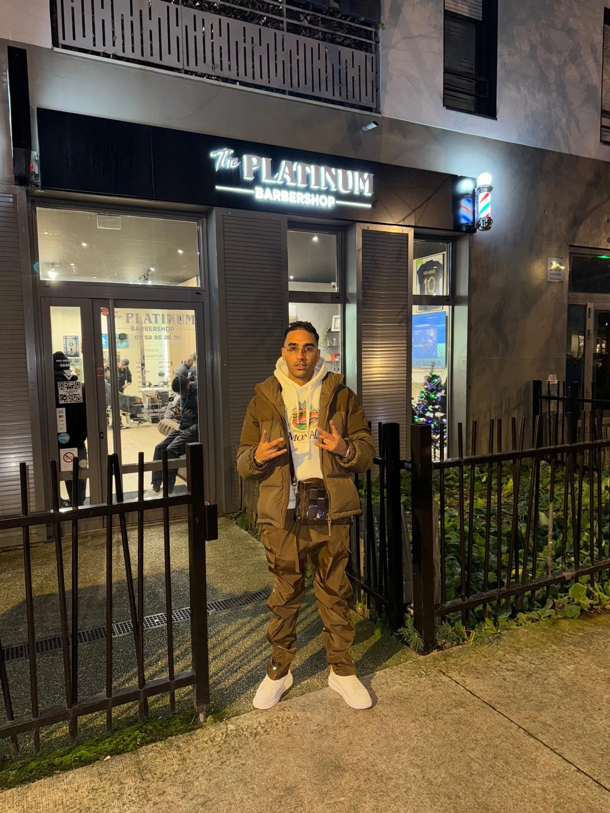 Personnalité visitant le barbershop